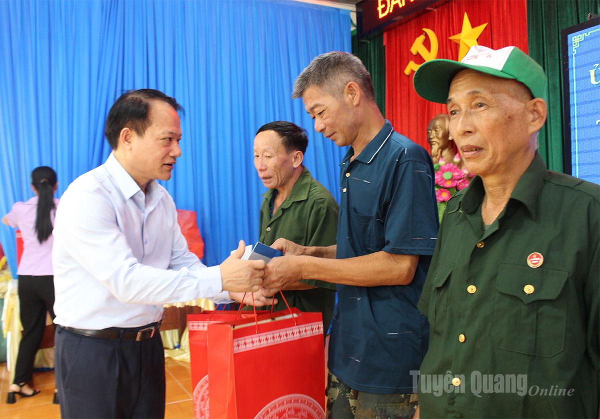 Đồng chí Vân Đình Thảo, Ủy viên Ban Thường vụ Tỉnh ủy, Giám đốc Sở Tài chính tặng quà cho các gia đình chính sách xã Thông Nguyên nhân dịp 78 năm Ngày Thương binh, liệt sĩ 27-7. Ảnh: Hoàng Hà