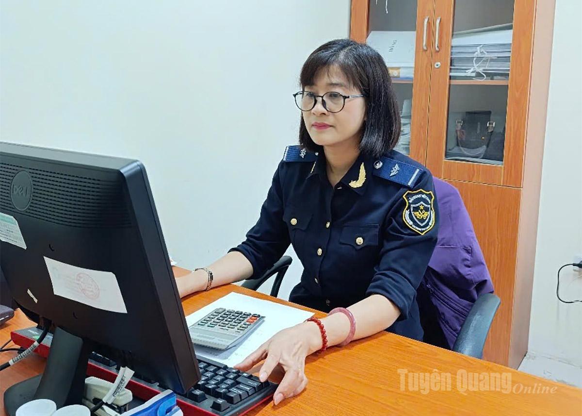 Công chức Hải quan Tuyên Quang rà soát hồ sơ trên hệ thống VNACCS/VICS.