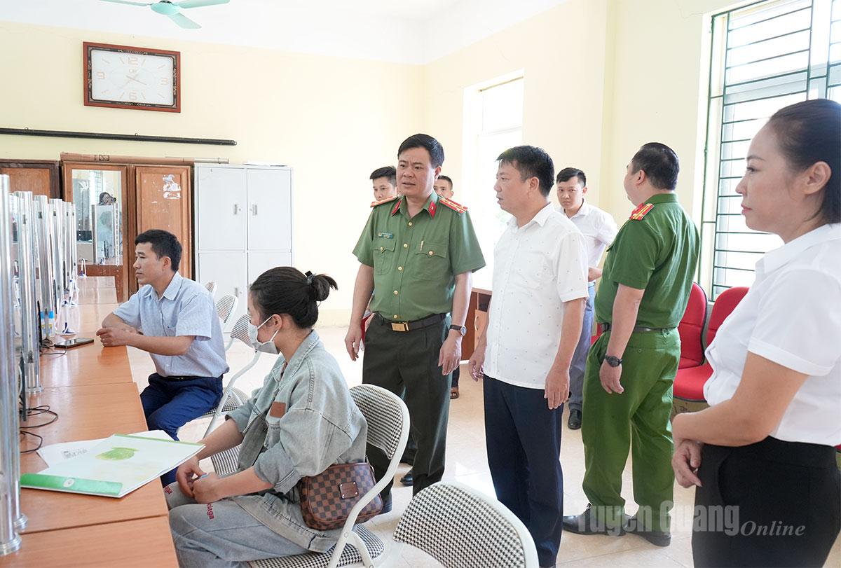 Đại tá Chu Quang Trung, Phó giám đốc Công an tỉnh cùng đoàn công tác khảo sát Trung tâm phục vụ hành chính công xã Bản Máy. Nguyễn Yếm
