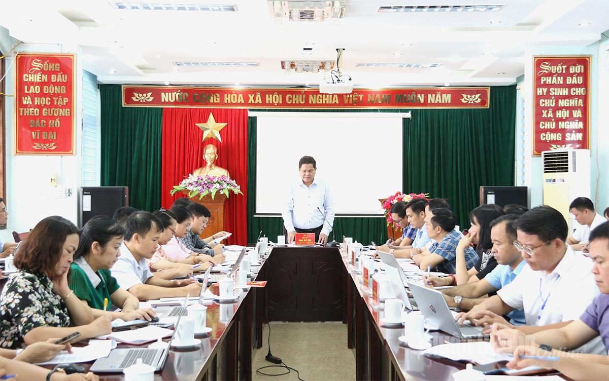 Đồng chí Vàng Seo Cón, Ủy viên Ban Thường vụ Tỉnh ủy, Bí thư Đảng ủy, Chủ tịch HĐND phường Hà Giang 2 phát biểu chỉ đạo tại buổi làm việc với Đảng ủy phường Hà Giang 2. Ảnh: Lê Hải