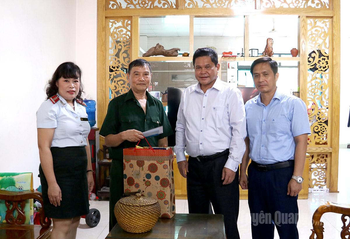 Đồng chí Vàng Seo Cón, Bí thư Đảng ủy phường Hà Giang 2 trao quà của tỉnh cho các gia đình chính sách, người có công phường Hà Giang 2. Ảnh: Lê Hải