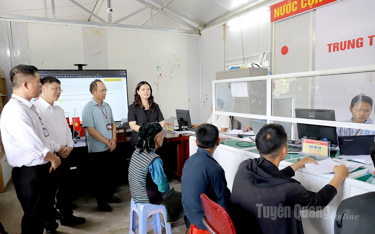 Phó Chủ tịch UBND tỉnh Vương Ngọc Hà kiểm tra tại Trung tâm phục vụ hành chính công xã Lũng Phìn. Ảnh: My Ly