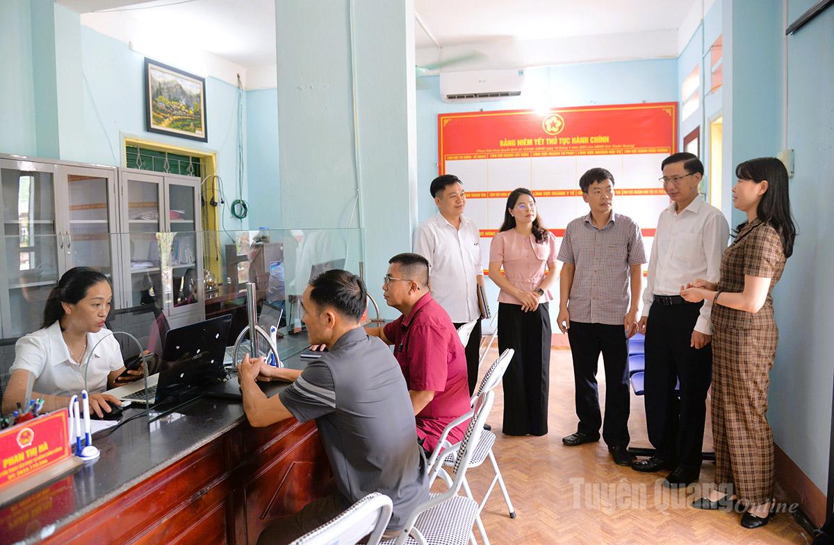 Đồng chí Nguyễn Lam Sơn, Ủy viên Ban Chấp hành Đảng bộ tỉnh, Phó trưởng ban Tuyên giáo và Dân vận Tỉnh ủy kiểm tra Trung tâm phục vụ hành chính công xã Bằng Hành. Ảnh: Mộc Lan