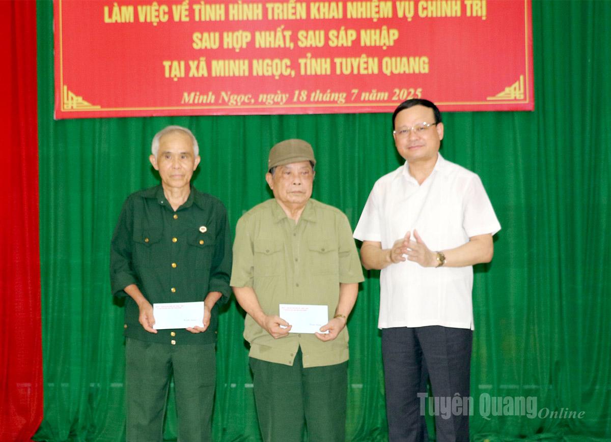 Đồng chí Nguyễn Mạnh Tuấn, Ủy viên Ban Thường Vụ Tỉnh ủy, Phó Chủ tịch UBND tỉnh tặng quà cho người có công. Ảnh: Hoàng Tuyến