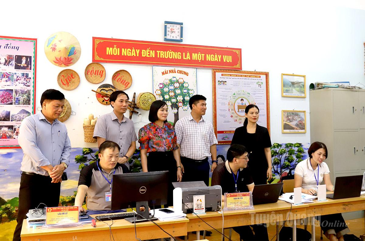 Phó Chủ tịch UBND tỉnh Vương Ngọc Hà kiểm tra khu làm việc tạm thời của cán bộ Trung tâm phục vụ hành chính công xã Sà Phìn. Ảnh: My Ly