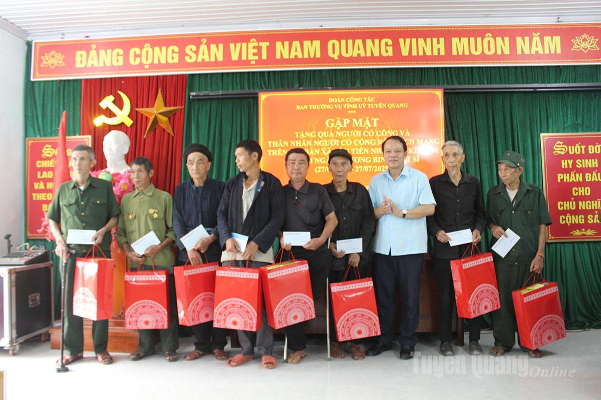 Đồng chí Vân Đình Thảo, Ủy viên Ban Thường vụ Tỉnh ủy, Giám đốc Sở Tài chính tặng quà cho các gia đình chính sách, người có công, cựu chiến binh xã Tân Tiến.