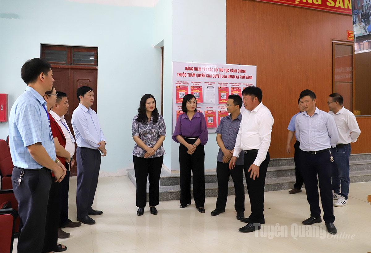 Phó Chủ tịch UBND tỉnh Vương Ngọc Hà kiểm tra tại Trung tâm phục vụ hành chính công xã Phố Bảng.