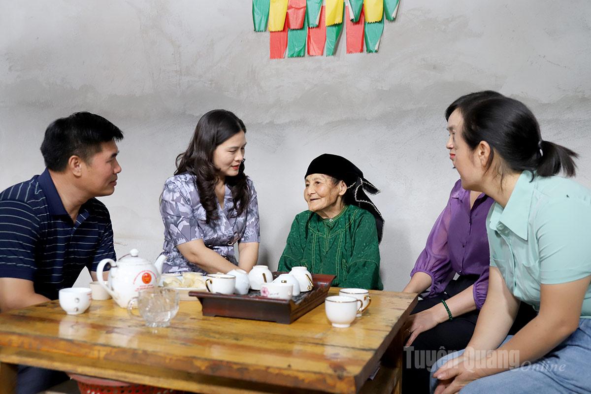 Phó Chủ tịch UBND tỉnh Vương Ngọc Hà tặng quà bà Vàng Thị Dính, vợ Liệt sỹ tại thôn Sán Sì Tủng, xã Sà Phìn.