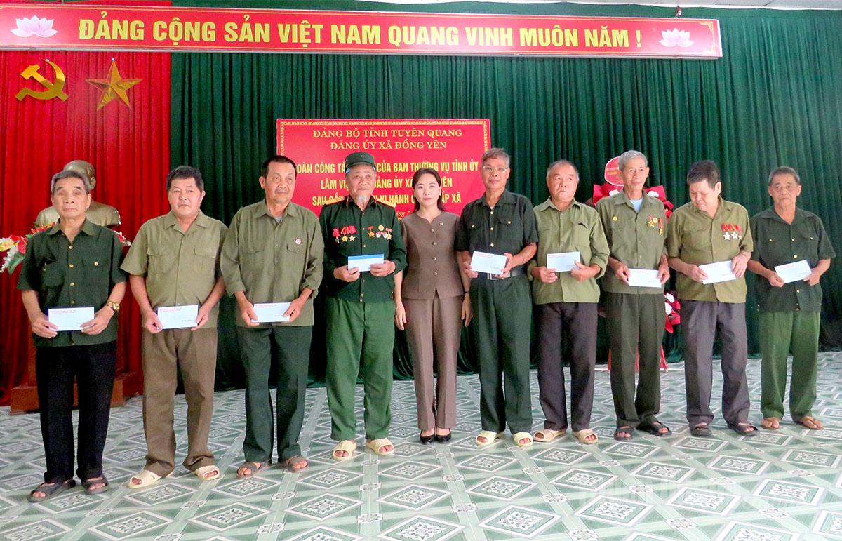 Đồng chí Nông Thị Bích Huệ, Ủy viên Ban Thường vụ Tỉnh ủy, Phó Bí thư Thường trực chuyên trách Đảng ủy UBND tỉnh trao quà cho các gia đình chính sách, người có công trên địa bàn xã Đồng Yên.