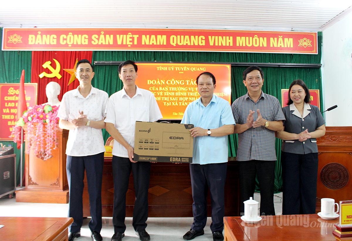 Đồng chí Vân Đình Thảo, Ủy viên Ban Thường vụ Tỉnh ủy, Giám đốc Sở Tài chính cùng đoàn công tác tặng 1 bộ máy tính cho xã Tân Tiến.