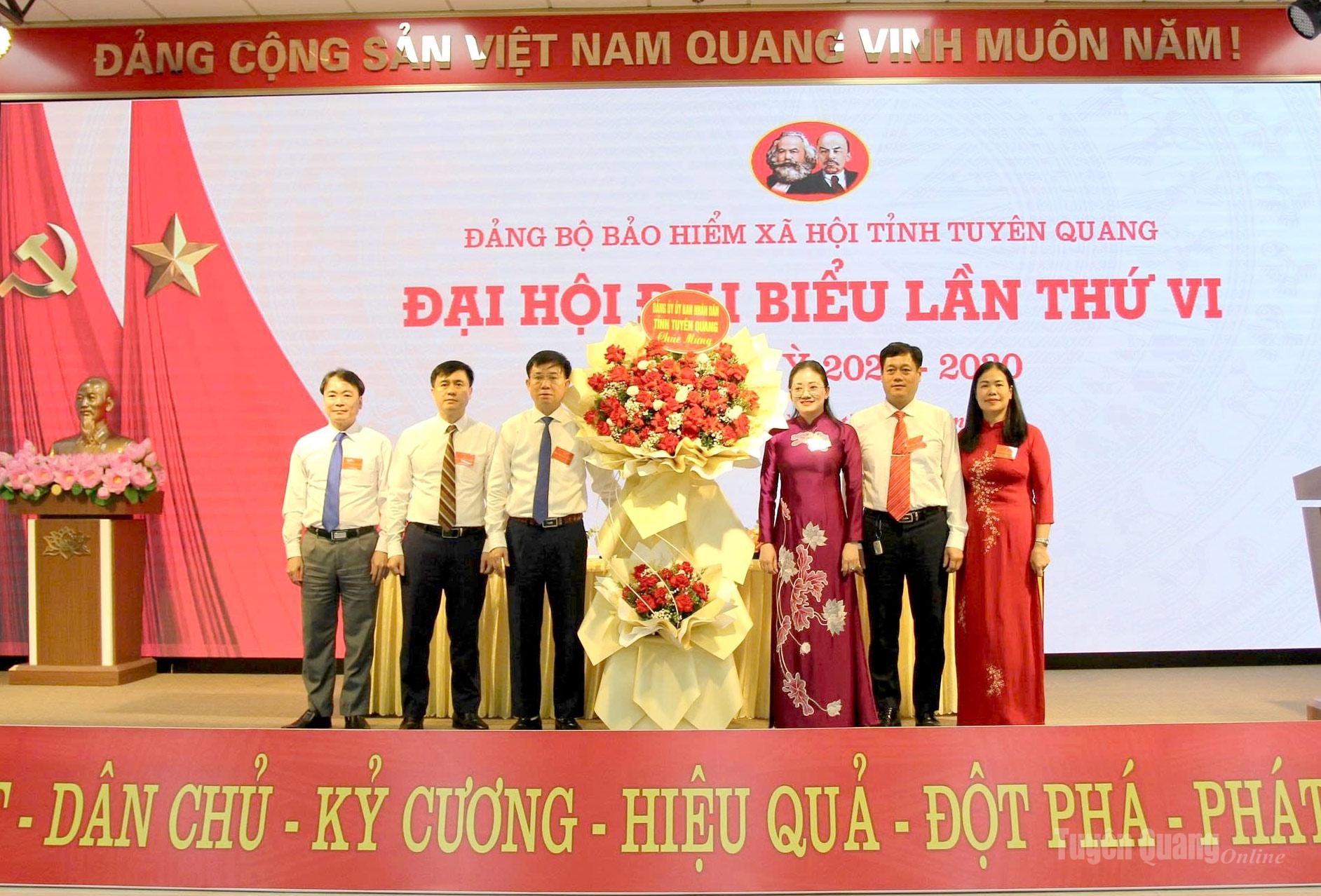 Lãnh đạo Đảng ủy UBND tỉnh tặng hoa chúc mừng Đại hội.