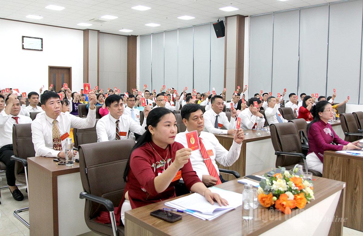 Các đại biểu tham gia biểu quyết tại Đại hội.