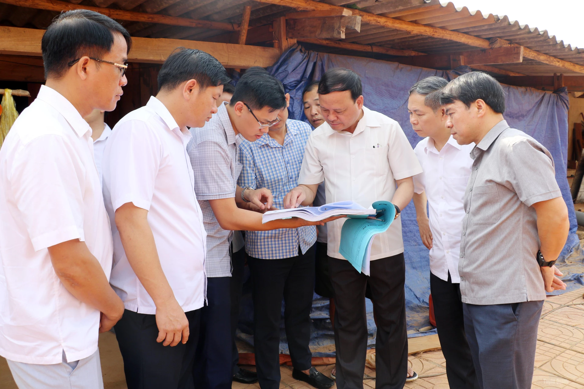 Đồng chí Nguyễn Mạnh Tuấn, Ủy viên Ban Thường vụ Tỉnh ủy, Phó Chủ tịch UBND tỉnh xem sơ đồ thiết kế khu tái định cư thôn Bó Lóa, xã Giáp Trung.