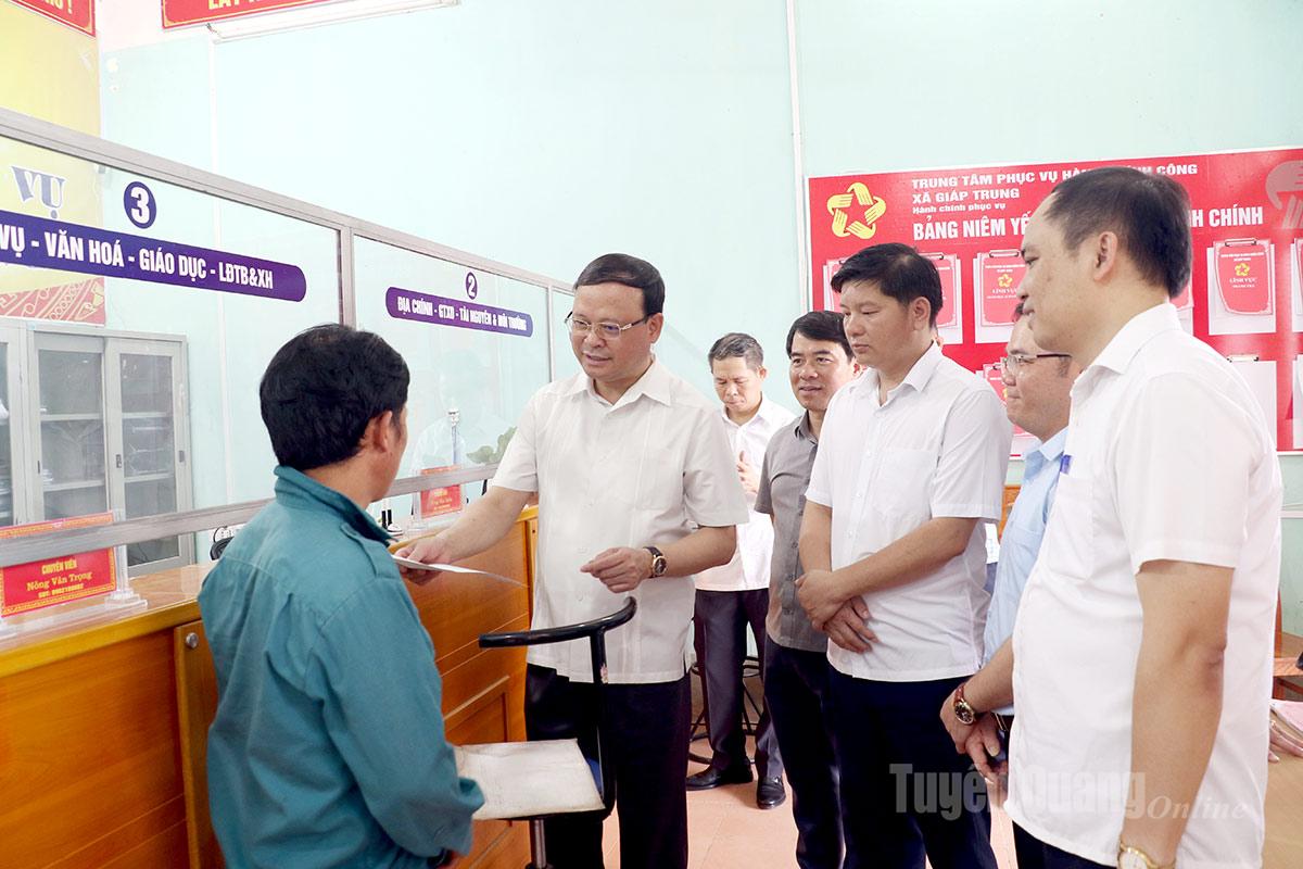Đồng chí Nguyễn Mạnh Tuấn, Ủy viên Ban Thường Vụ Tỉnh ủy, Phó Chủ tịch UBND tỉnh kiểm tra Trung tâm phục vụ Hành chính công xã Giáp Trung.