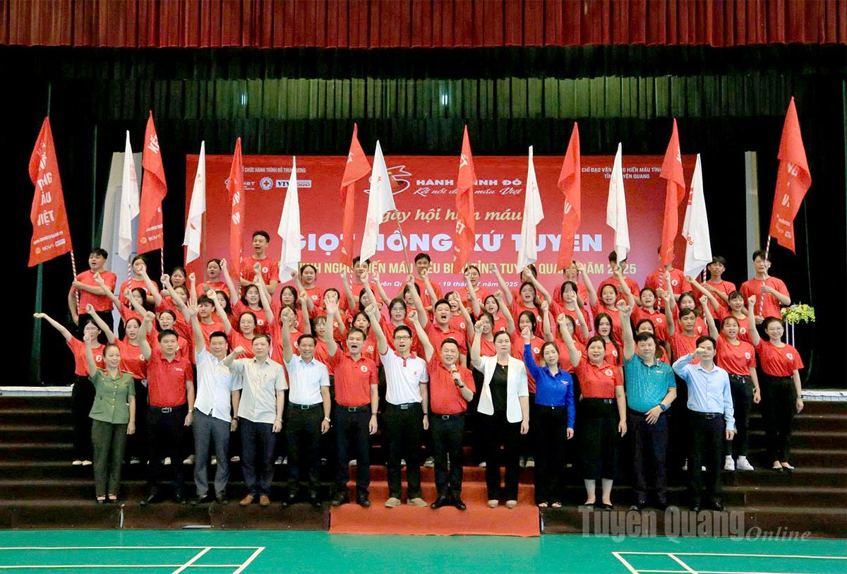 Các đại biểu và tình nguyện viên thực hiện nghi thức hô khẩu hiệu tại Ngày hội hiến máu “Giọt hồng xứ Tuyên” năm 2025.