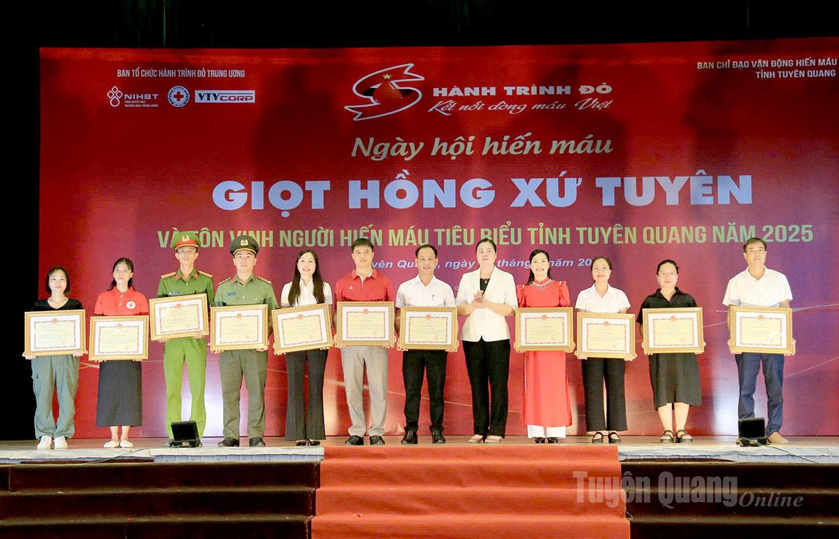 Đồng chí Ma Thị Thúy, Ủy viên BCH Đảng bộ tỉnh, Phó Trưởng đoàn chuyên trách Đoàn ĐBQH tỉnh trao Bằng khen của UBND tỉnh cho các cá nhân có thành tích xuất sắc trong phong trào hiến máu tình nguyện.