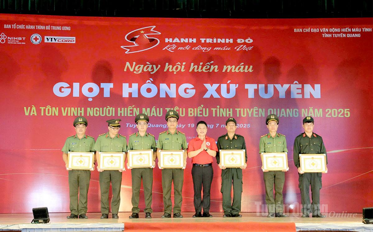 Lãnh đạo Hội Chữ thập đỏ tỉnh tặng Giấy khen cho các cá nhân có thành tích xuất sắc trong phong trào hiến máu tình nguyện.