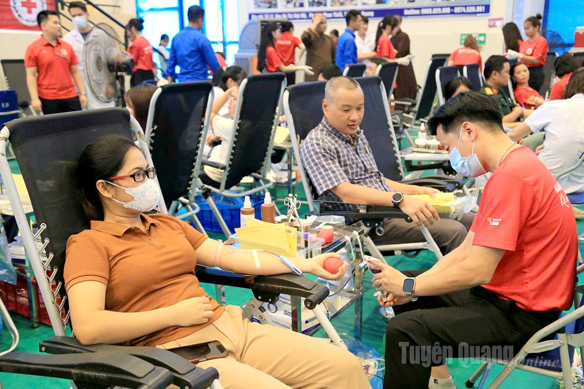 Công nhân viên chức, lực lượng vũ trang và nhân dân tham gia hiến máu tại Ngày hội.