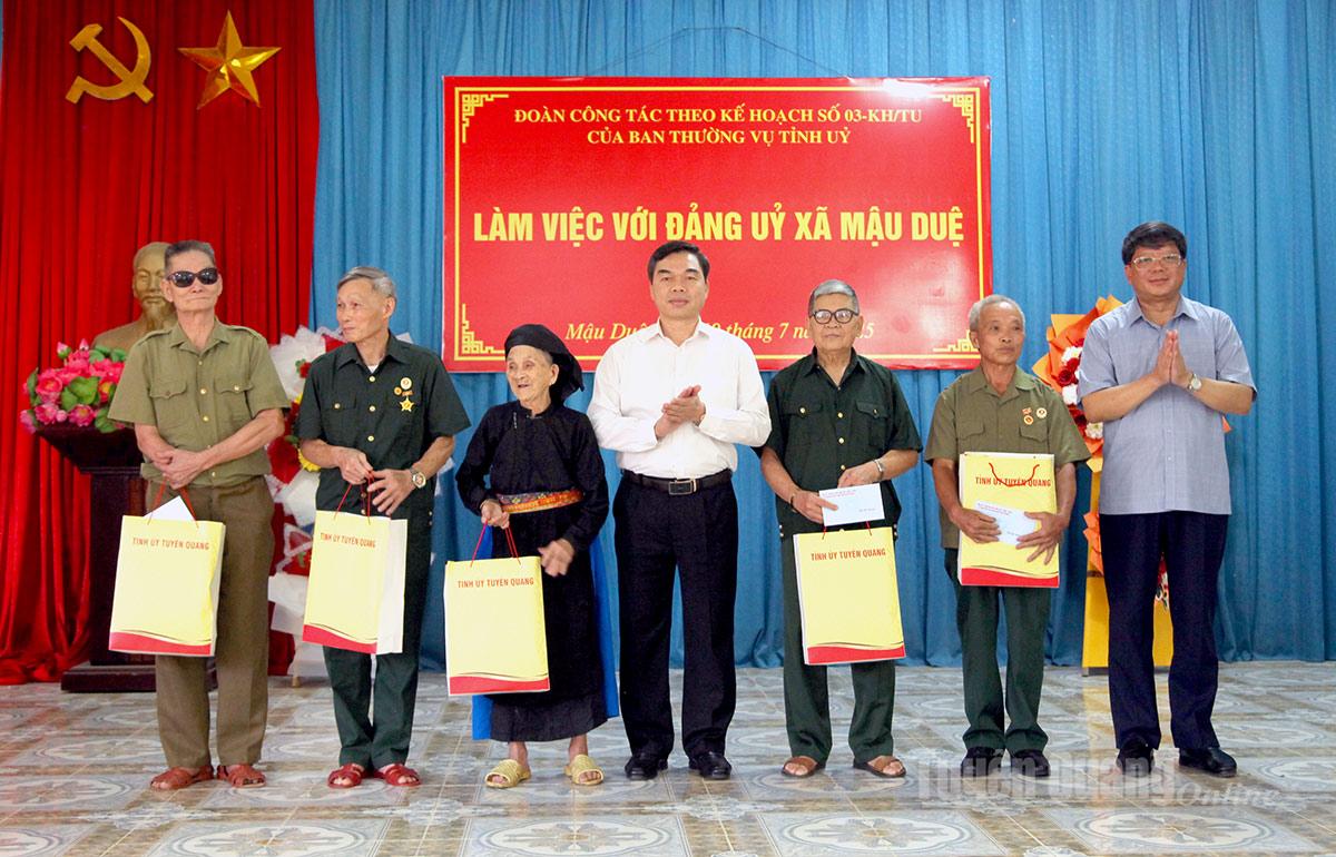  Đoàn công tác tặng quà cho các cựu chiến binh.