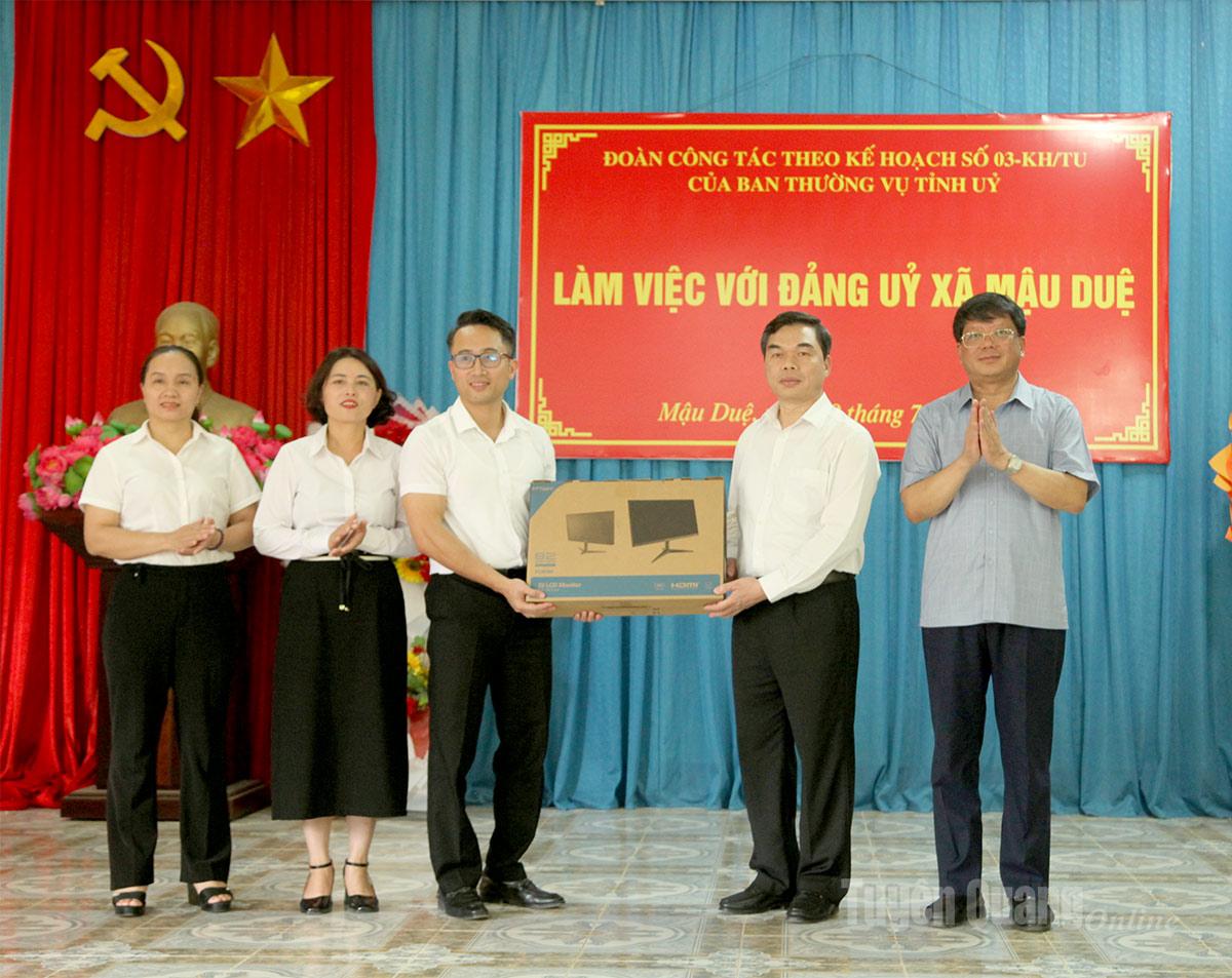 Đoàn công tác tặng xã Mậu Duệ 1 bộ máy tính.