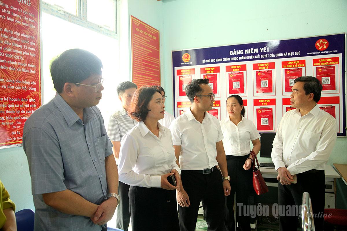 Đoàn thăm cơ sở vật chất Trung tâm phục vụ hành chính công xã Mậu Duệ.