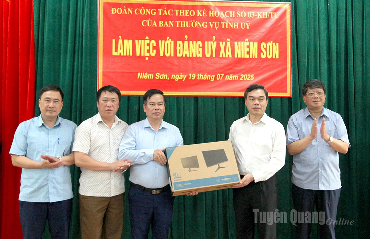 Đoàn công tác tặng xã 1 bộ máy tính.