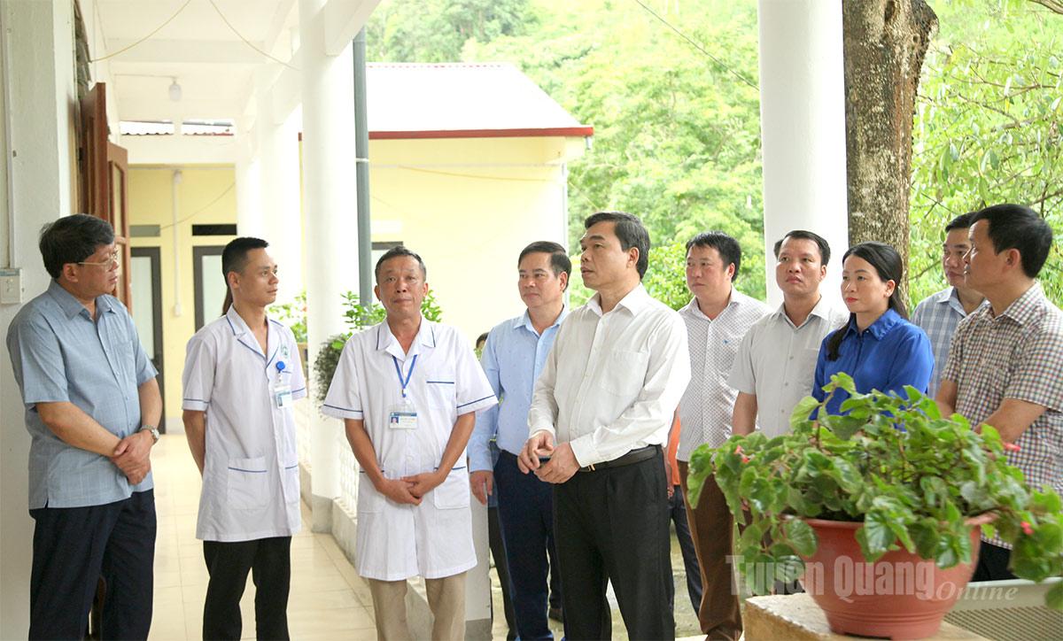 Đoàn công tác thăm cơ sở vật chất Phòng khám Đa khoa khu vực Niêm Sơn.