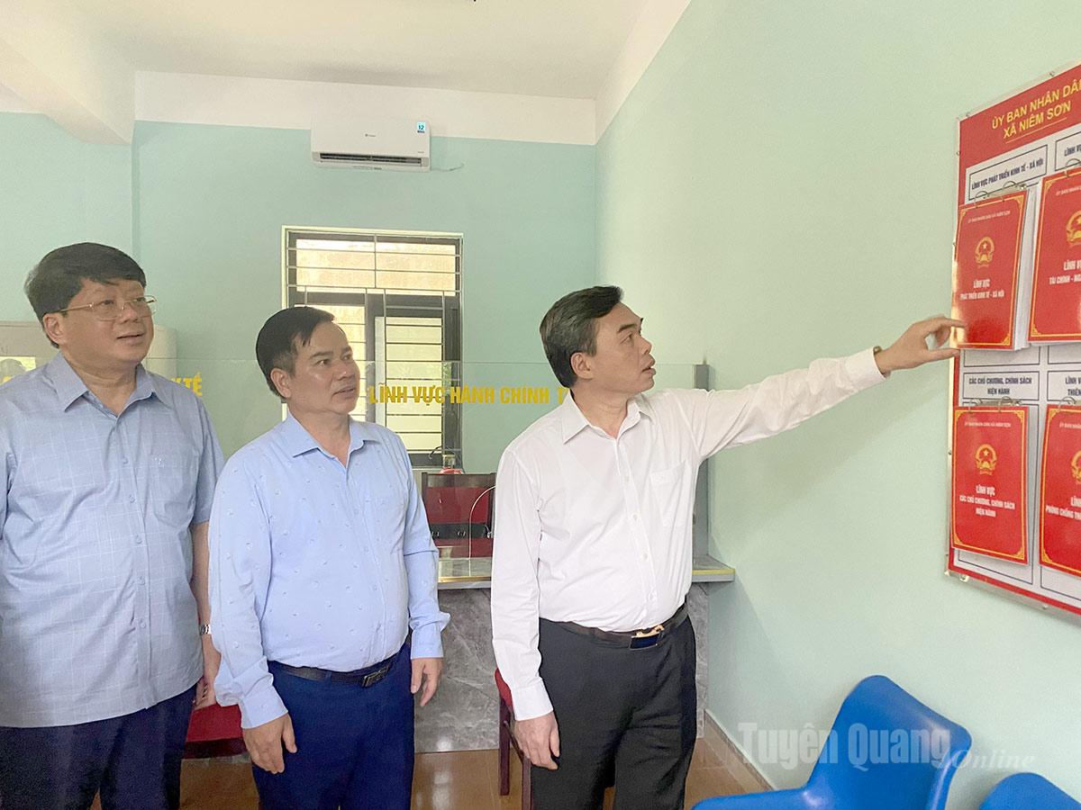Đoàn kiểm tra hoạt động Trung tâm phục vụ hành chính công xã Niêm Sơn.