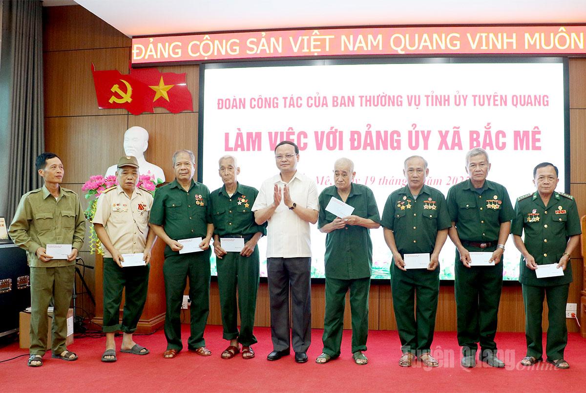 Đồng chí Nguyễn Mạnh Tuấn, Ủy viên Ban Thường vụ Tỉnh ủy, Phó Chủ tịch UBND tỉnh tặng quà cho các gia đình thương binh, liệt sĩ, người có công với cách mạng.