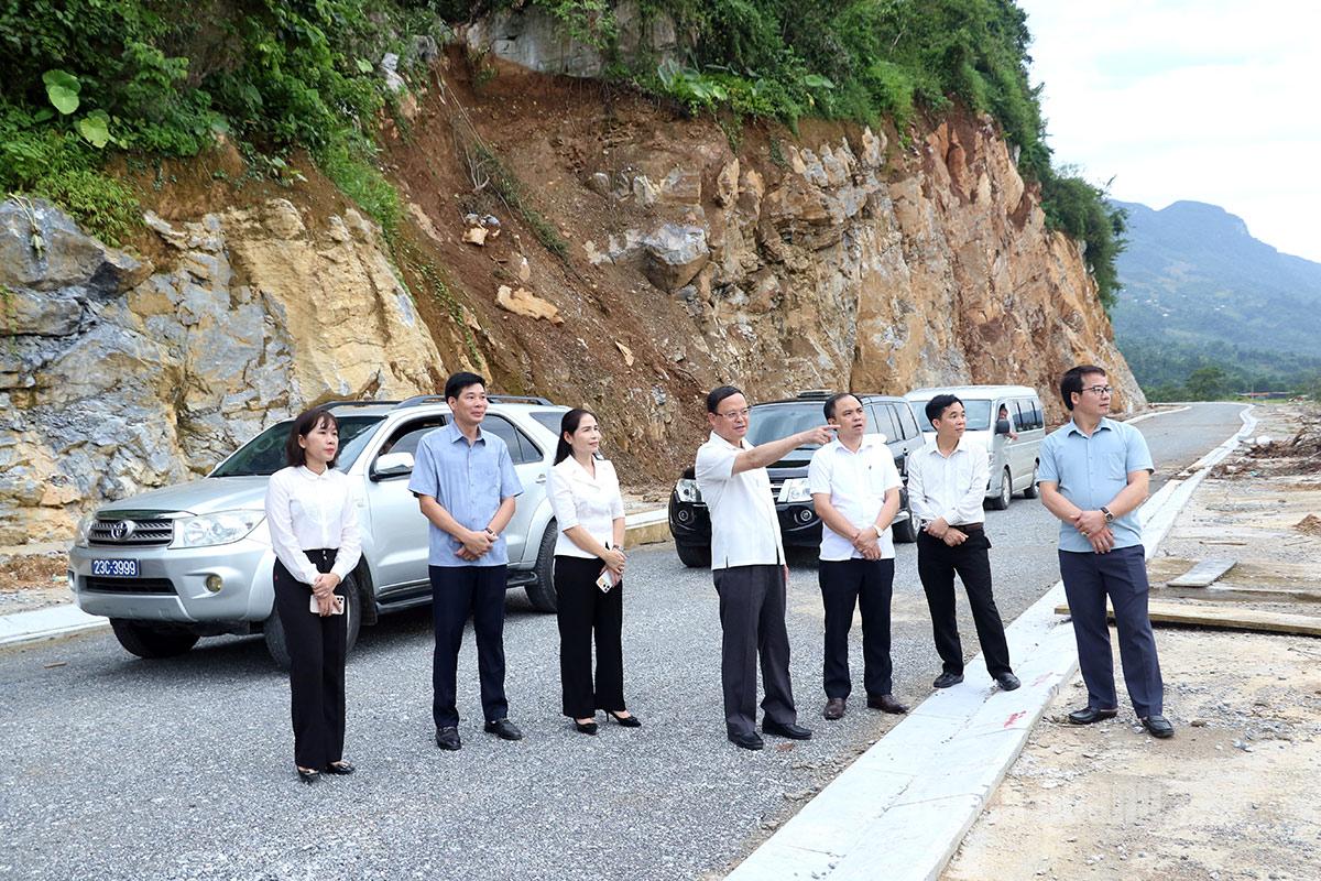 Đoàn công tác kiểm tra công trình đường bờ Nam sông Gâm.