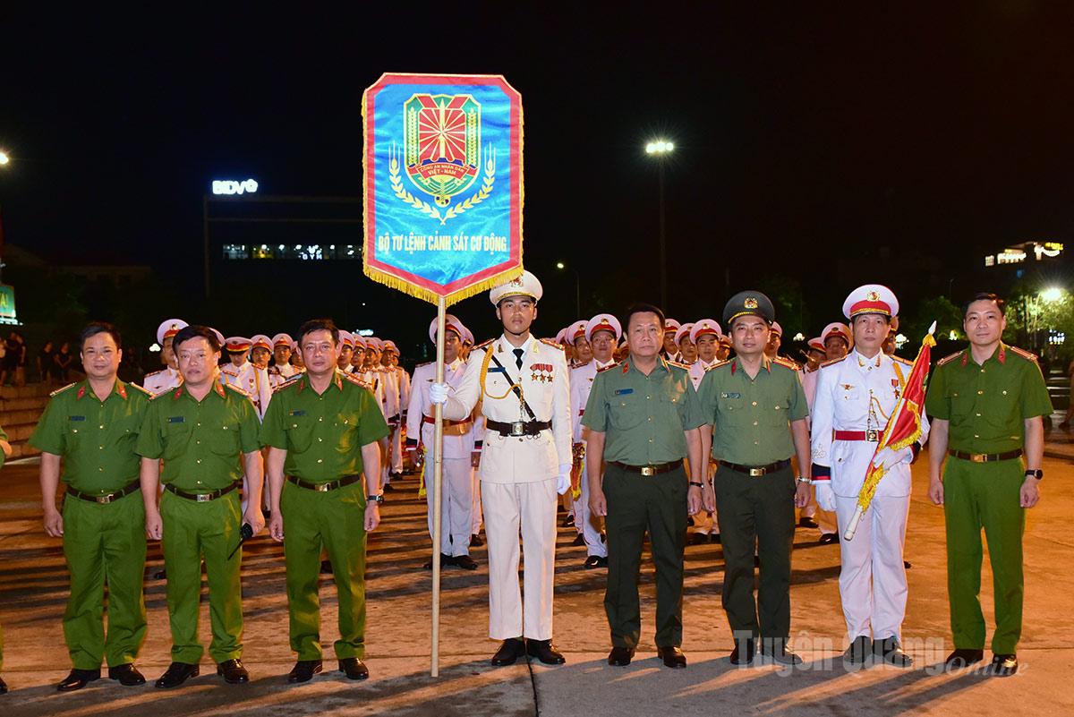 Đồng chí Giám đốc Công an tỉnh Nguyễn Đức Thuận và đại biểu chụp ảnh lưu niêm cùng Đoàn Nhạc lễ Công an nhân dân.