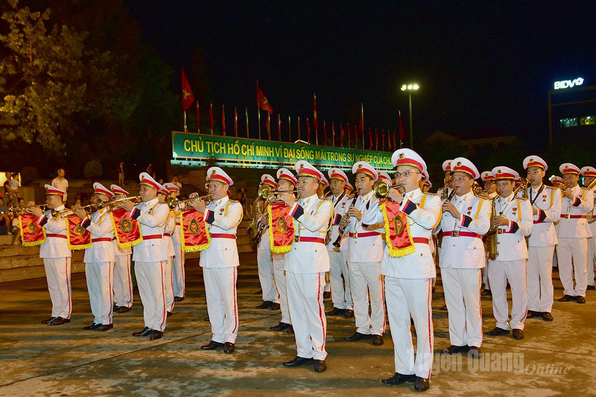 50 nhạc công của Đoàn Nhạc lễ Công an nhân dân đã biểu diễn những tác phẩm của các nhạc sĩ nổi tiếng có chủ đề ca ngợi Đảng, Bác Hồ, quê hương đất nước và hình ảnh người chiến sĩ Công an nhân dân.