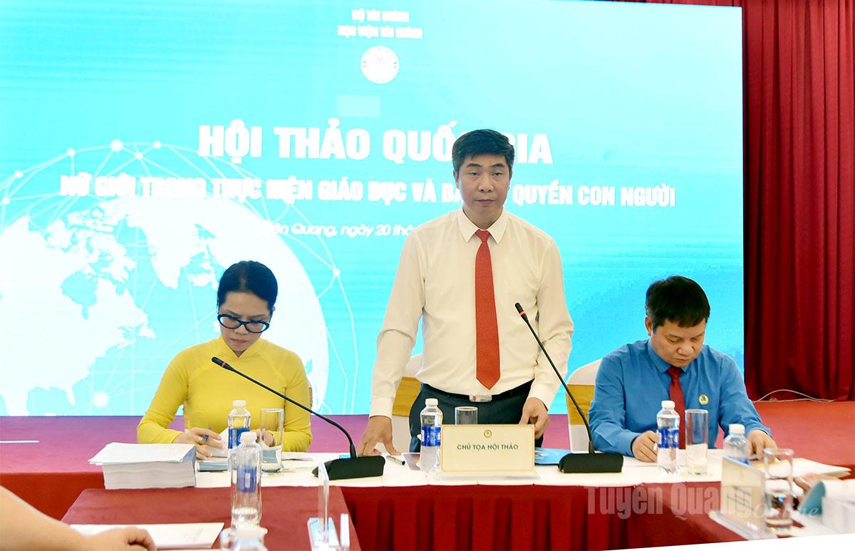 PGS.TS. Nhà giáo Ưu tú Nguyễn Đào Tùng, Giám đốc Học viện Tài chính chủ trì thảo luận tại hội thảo.