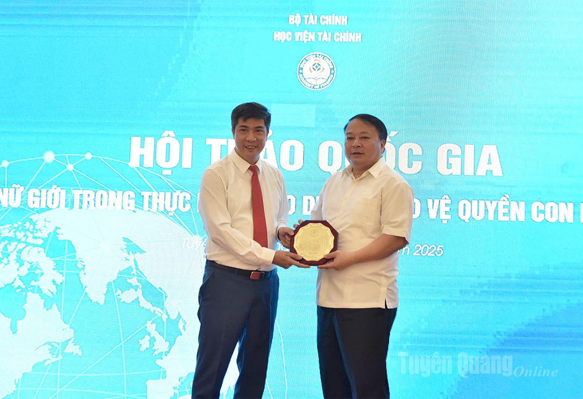  PGS.TS. Nhà giáo Ưu tú Nguyễn Đào Tùng, Giám đốc Học viện Tài chính tặng biểu trưng của Học viên cho đồng chí Chủ tịch UBND tỉnh Phan Huy Ngọc.