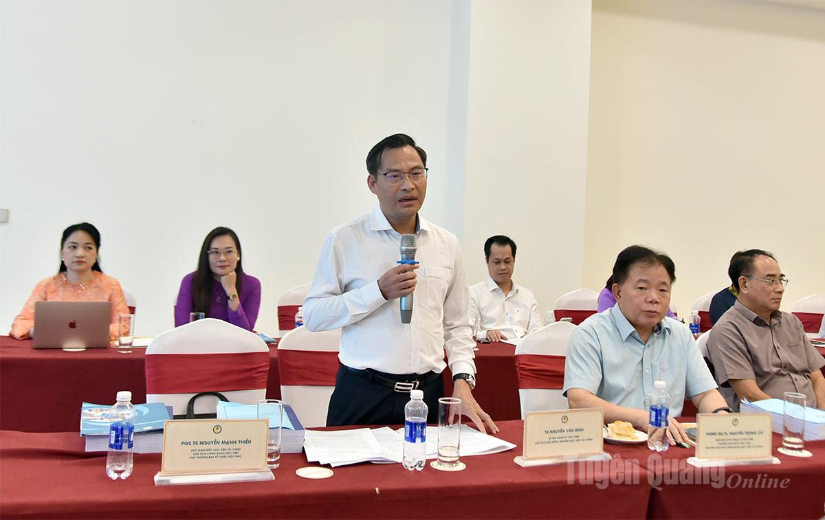  TS Nguyễn Văn Bình, Bí thư Đảng ủy Học viện Tài chính thảo luận tại hội thảo.

