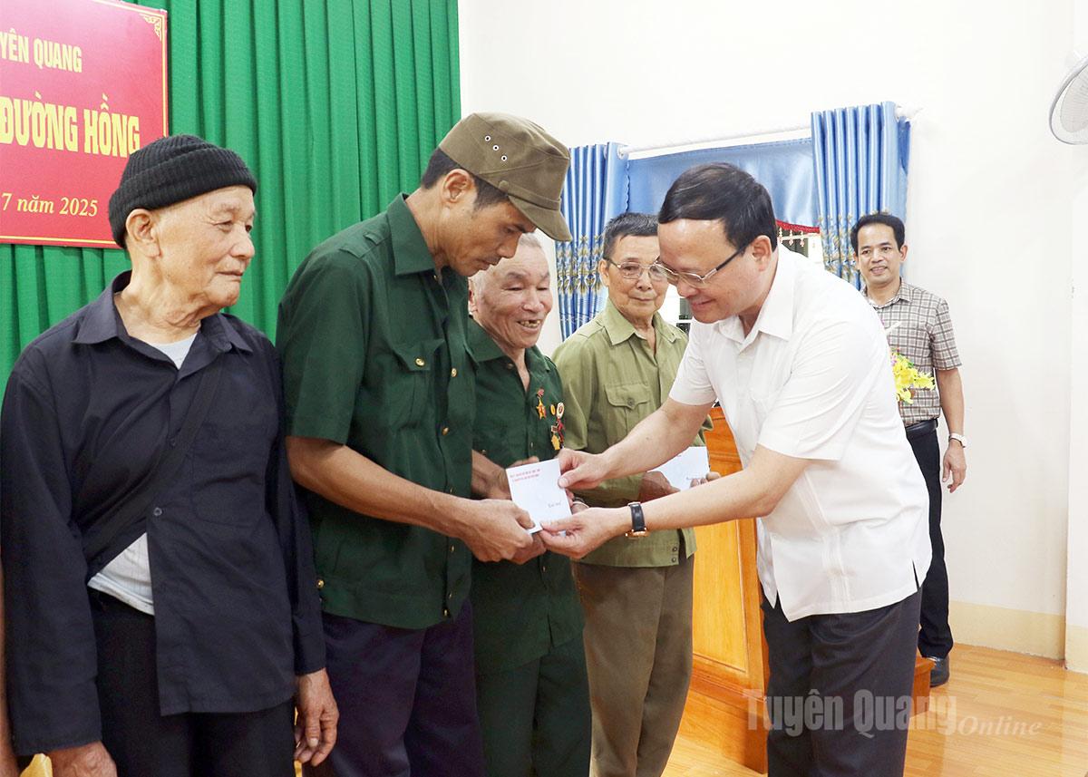 Đồng chí Nguyễn Mạnh Tuấn, Ủy viên Ban Thường vụ Tỉnh ủy, Phó Chủ tịch UBND tỉnh tặng quà cho người có công, thương binh, bệnh binh.