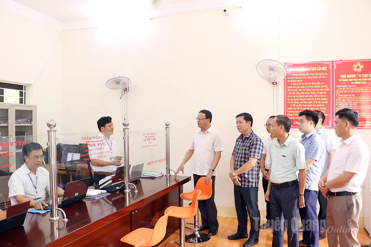 Đồng chí Nguyễn Mạnh Tuấn, Ủy viên Ban Thường vụ Tỉnh ủy, Phó Chủ tịch UBND tỉnh thăm Trung tâm phục vụ hành chính công xã Đường Hồng.