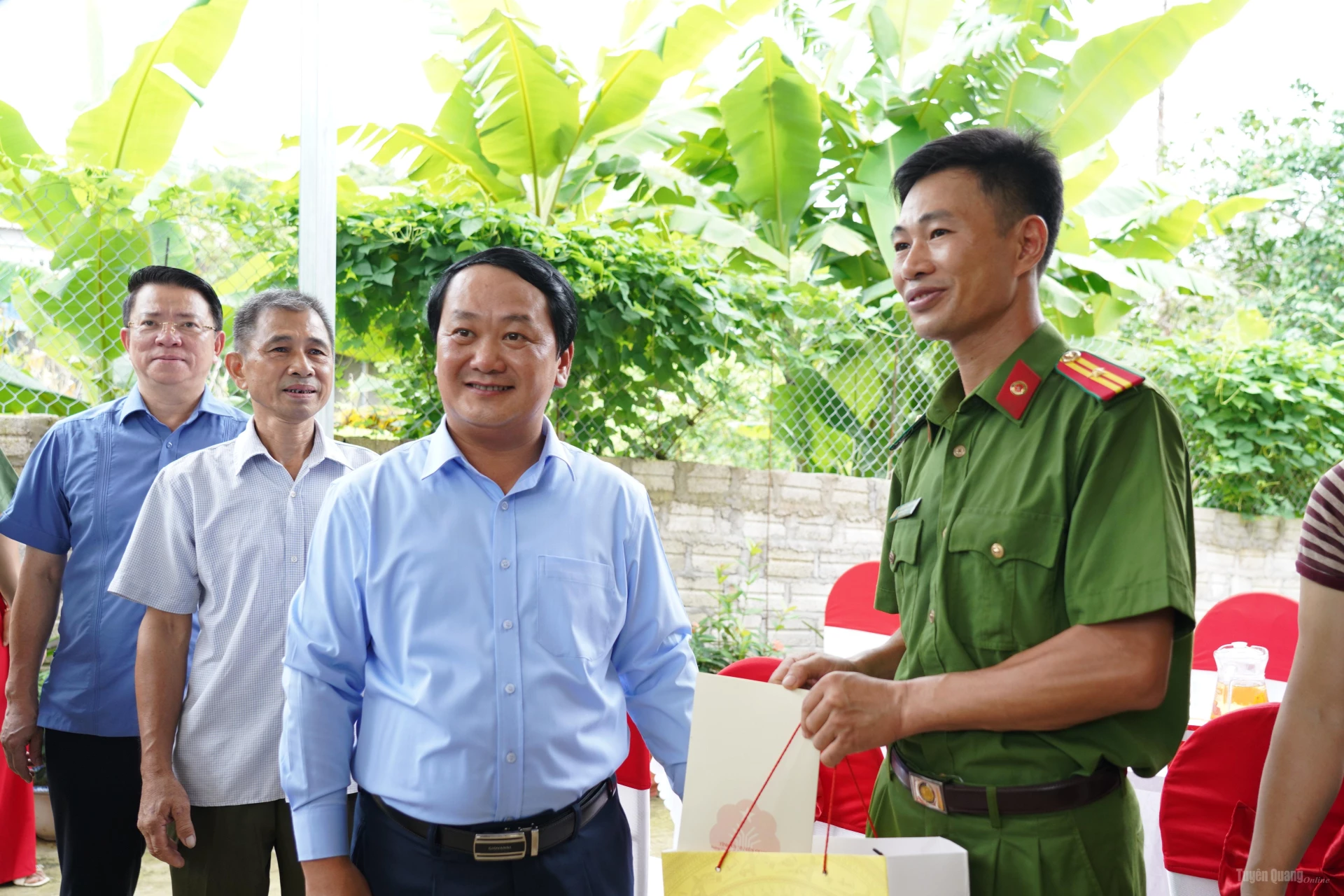 Đồng chí Bí thư Tỉnh uỷ Hầu A Lềnh tặng quà gia đình Thiếu tá Nguyễn Quang Tường, ở thôn Lê, xã Minh Thanh. Ảnh: Lý Thịnh