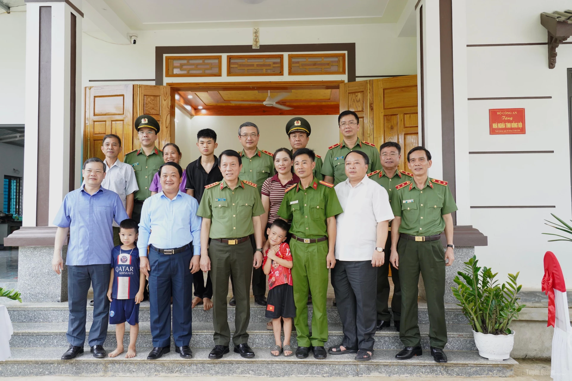 Đồng chí Bộ trưởng Bộ Công an Lương Tam Quang và các đồng chí lãnh tỉnh Tuyên Quang chụp ảnh lưu niệm cùng gia đình Thiếu tá Nguyễn Quang Tường, thôn Lê, xã Minh Thanh. Ảnh: Lý Thịnh