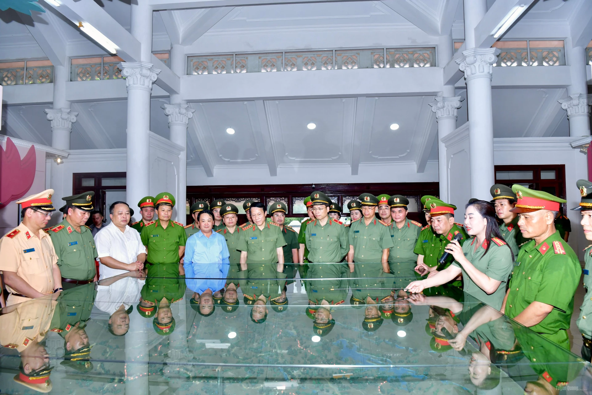 Các đại biểu nghe giới thiệu về những địa điểm Nha Công an Trung ương đóng quân trên địa bàn tỉnh Tuyên Quang trong thời kỳ kháng chiến chống thực dân Pháp. Ảnh: Lý Thịnh