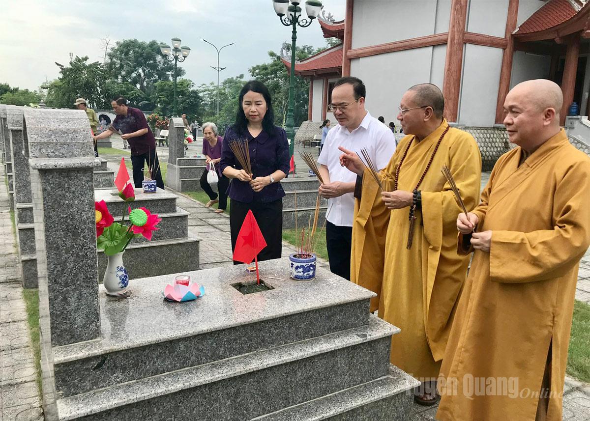 Các đại biểu thắp hương tưởng nhớ các anh hùng liệt sĩ tại Nghĩa trang Liệt sĩ Km8, phường Minh Xuân, tỉnh Tuyên Quang.