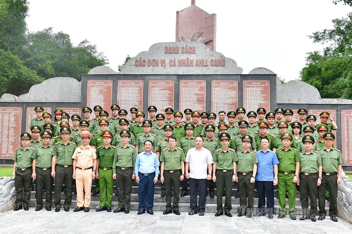 Các đại biểu chụp ảnh lưu niệm tại Khu di tích lịch sử Nha công an Trung ương, xã Minh Thanh.