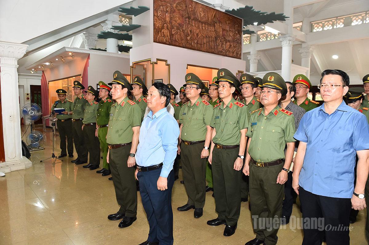 Đại tướng, Bộ trưởng Bộ Công an Lương Tam Quang và các đồng chí lãnh tỉnh dâng hương Chủ tịch Hồ Chí Minh tại Khu di tích Nha Công an Tuyên Quang.