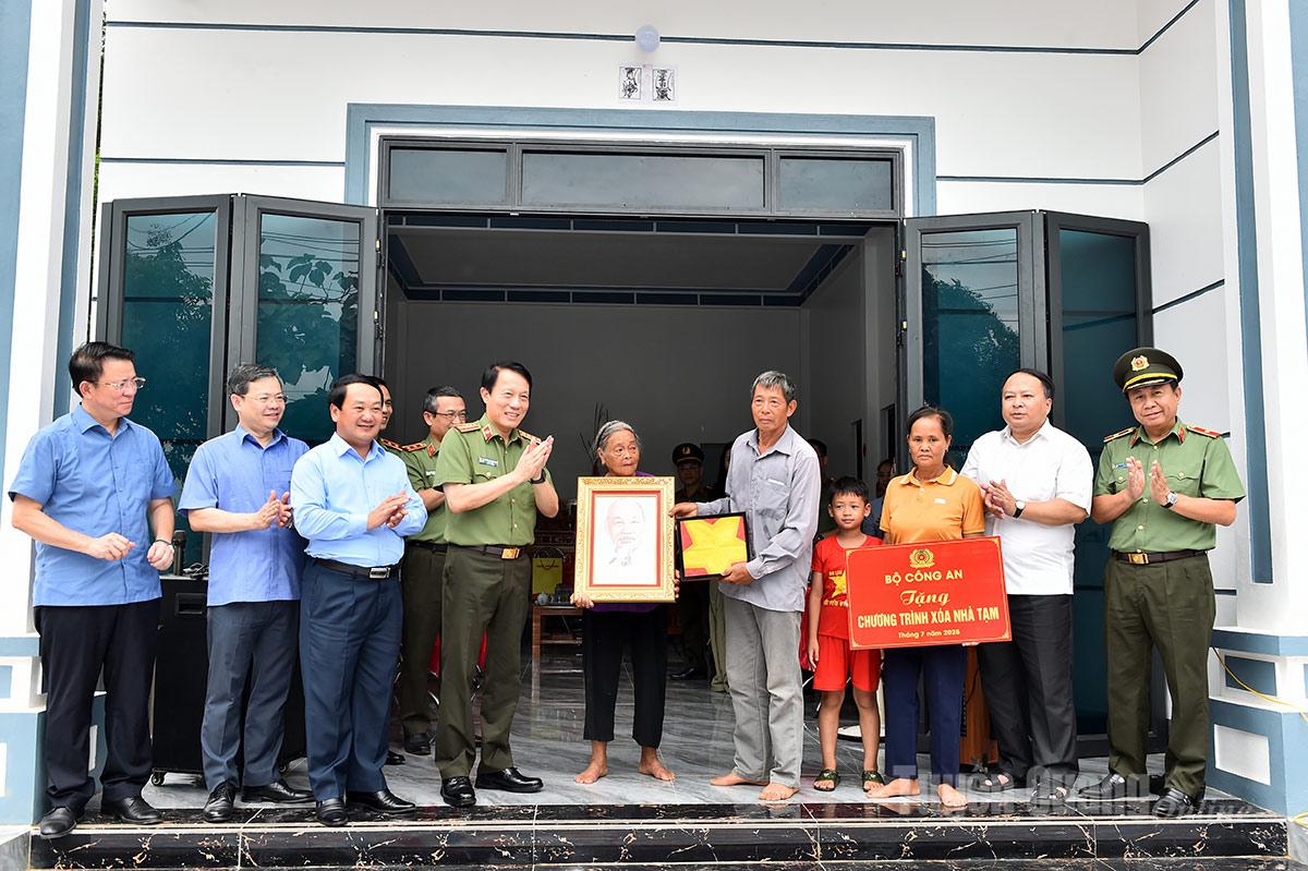 Đại tướng Lương Tam Quang, Bộ trưởng bộ Công an và các đồng chí lãnh đạo tỉnh trao hỗ hợ nhà và quà cho gia đình ông Nguyễn Văn Luận tại thôn Toa, xã Minh Thanh.