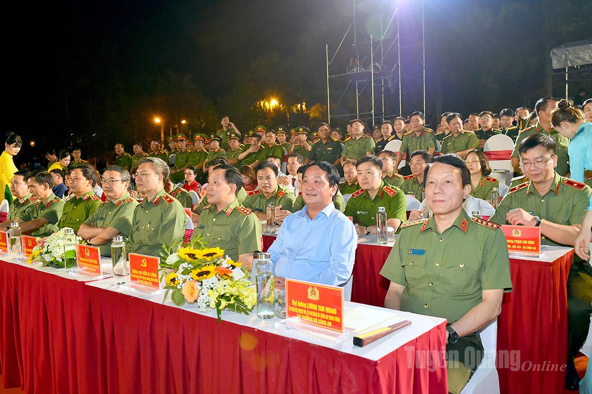 Các đồng chí lãnh đạo Bộ Công an và tỉnh dự chương trình.