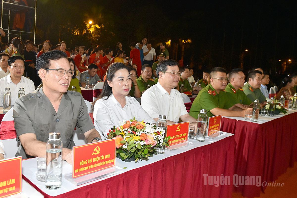 Các đồng chí lãnh đạo tỉnh và đại biểu dự chương trình.