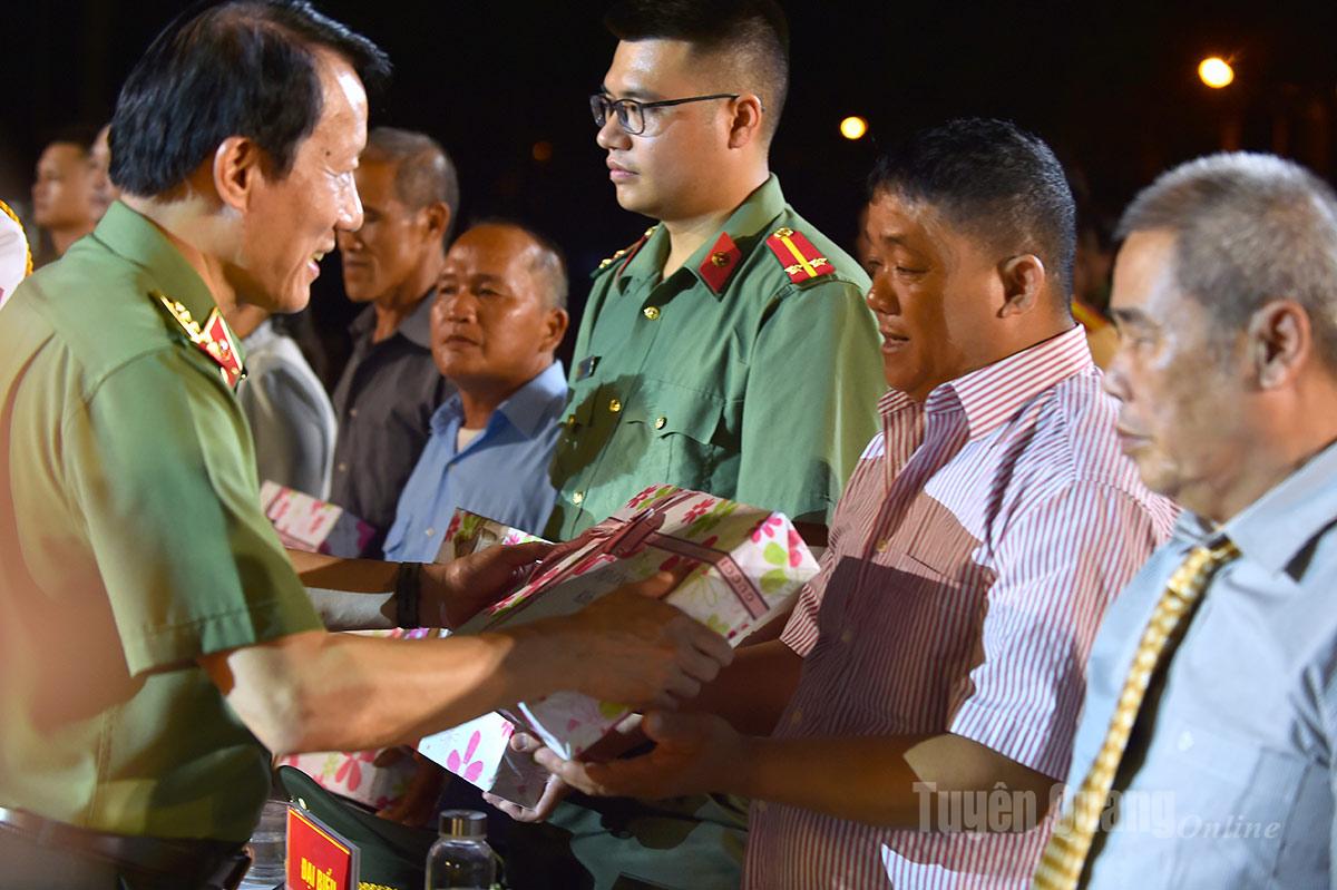 Đồng chí Lương Tam Quang, Bộ trưởng Bộ Công an trao quà cho các gia đình chính sách, cựu cán bộ Nha Công an Trung ương.