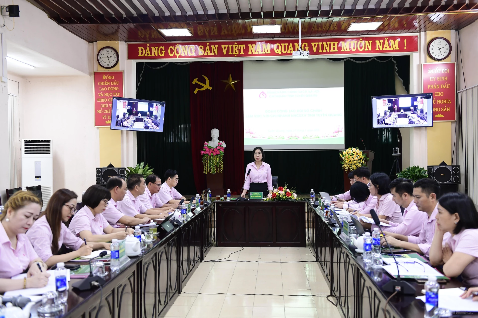Đồng chí Lê Thị Đức Hạnh, Phó Tổng Giám đốc Ngân hàng CSXH Việt Nam phát biểu tại buổi làm việc với Chi nhánh Ngân hàng CSXH tỉnh.