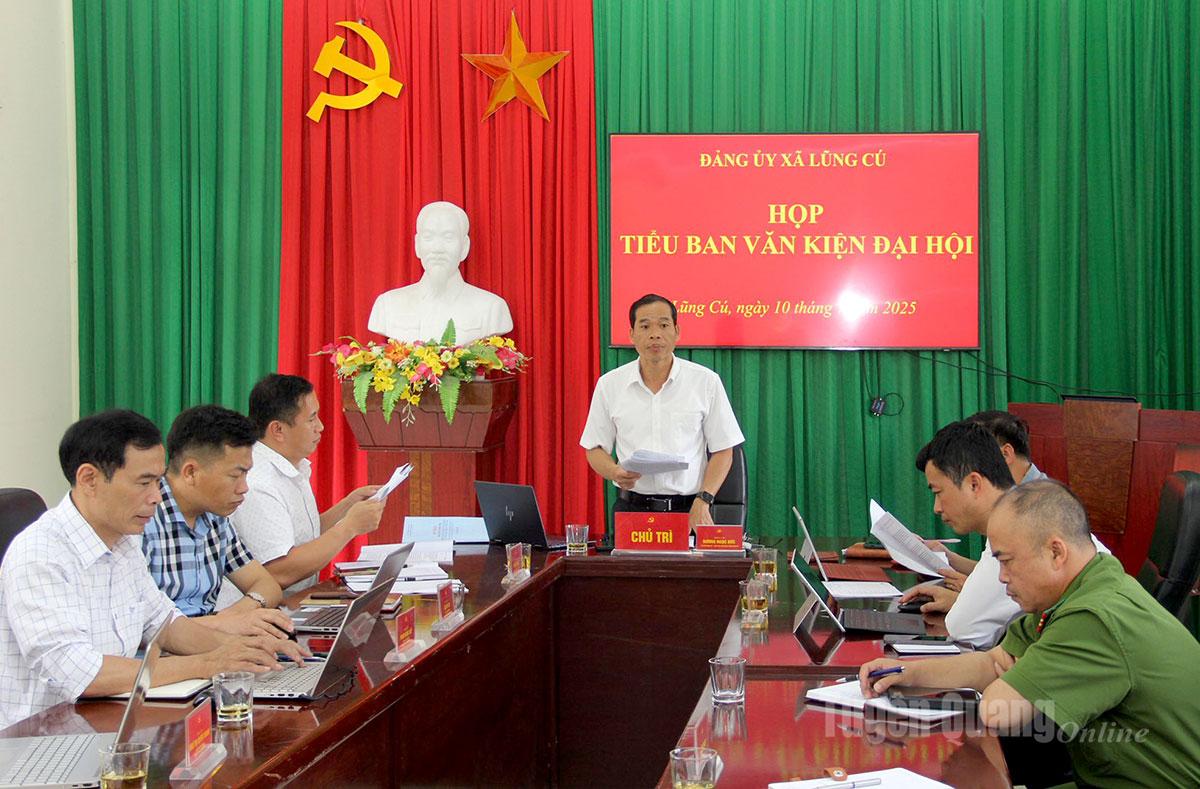 Các thành viên trong Tiểu ban văn kiện đại hội đảng bộ xã Lũng Cú thảo luận và hoàn thiện các văn kiện phục vụ đại hội.