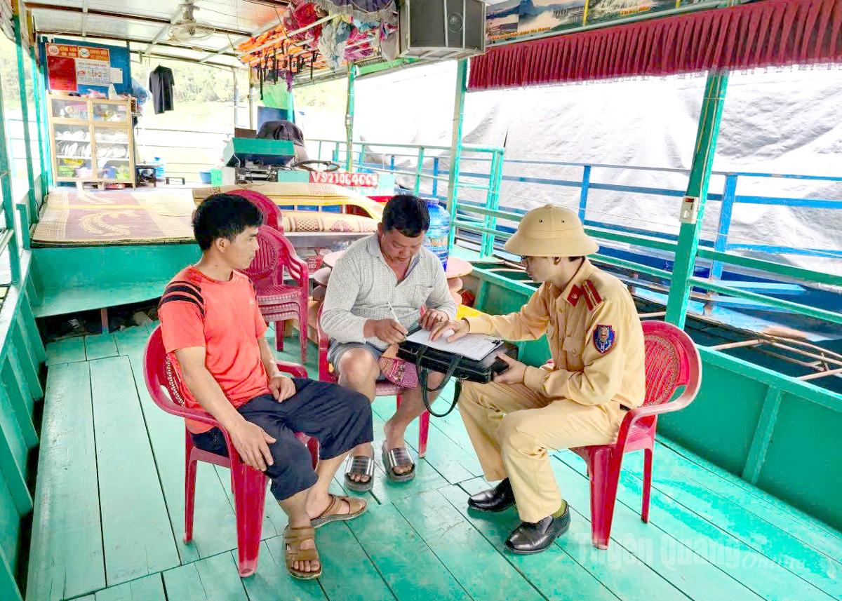 Lực lượng Cảnh sát giao thông, Công an tỉnh cho chủ phương tiện ký cam kết đảm bảo an toàn giao thông đường thủy trên hồ sinh thái Na Hang - Lâm Bình.